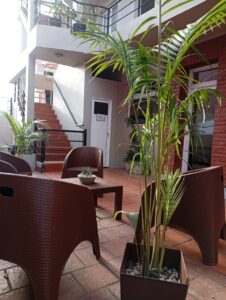 Patio-sillones-puerta-bano-escalera